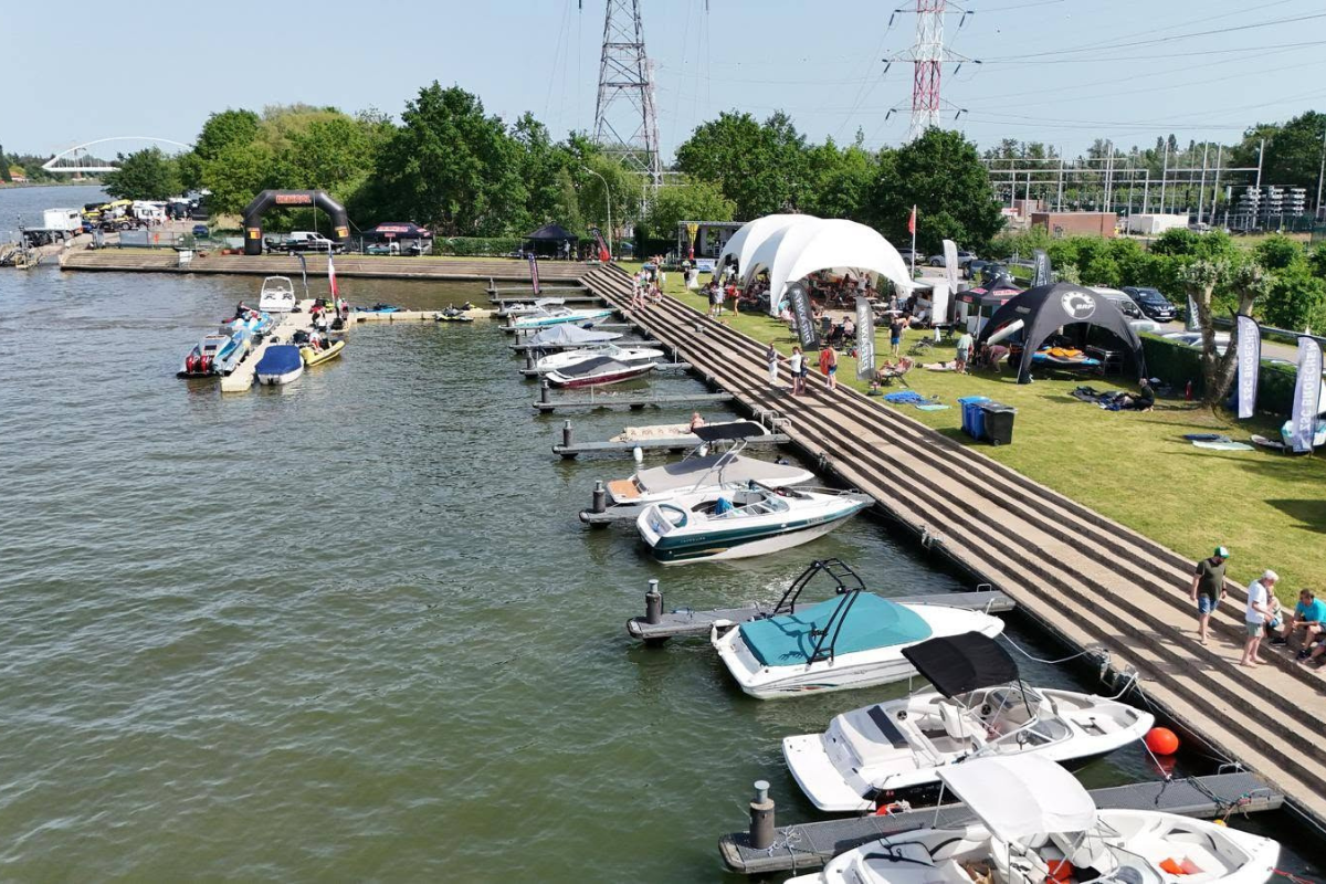 Zicht op de jachthaven van VVW-Kempen in Massenhoven