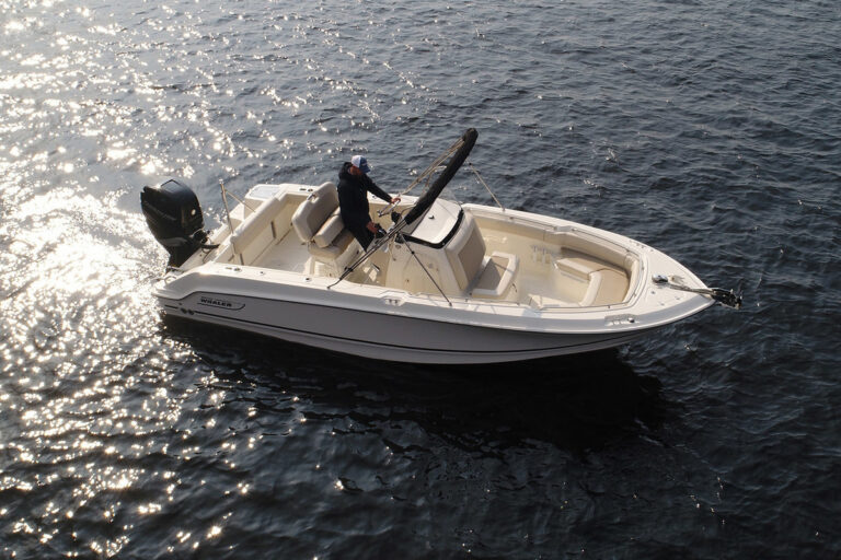 Boston Whaler 230 Outrage | 7.01m